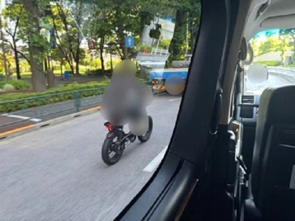 記者が乗車していたタクシーの時速は40キロ程度…それ以上の速度が出ていることがわかる（写真／集英社オンライン）