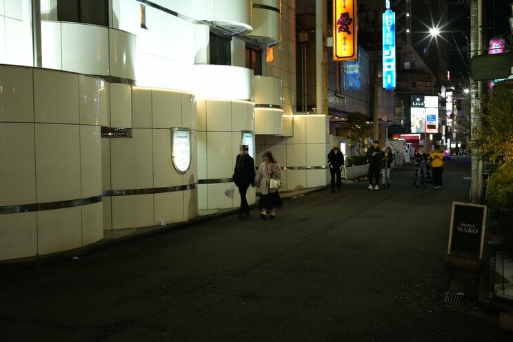 「なんで私だけじゃないの～！」深夜3時の歌舞伎町に響き渡るホス狂の咆哮。カオス化する街…「ぶっちゃけ担当のため」と話す立ちんぼ女子に、半裸で寝る男たちも（ルポ歌舞伎町24時）_26