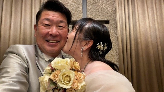 テレビのせいにできたからこそサプライズができたという元不良の夫（左）と妻（©NHK）