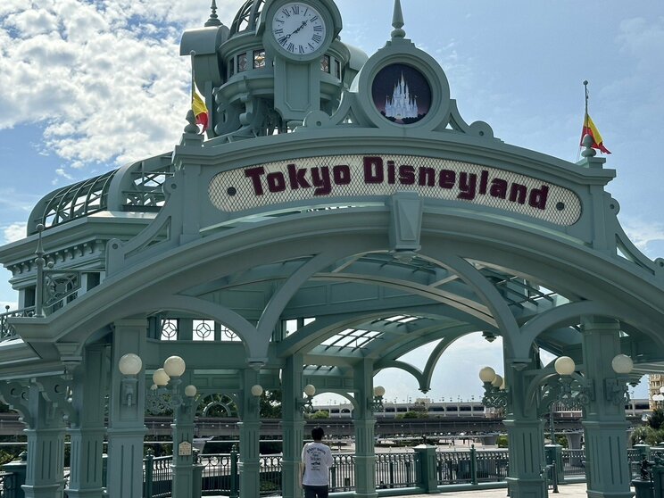 東京ディズニーランドへと続くゲート（写真／読者提供）