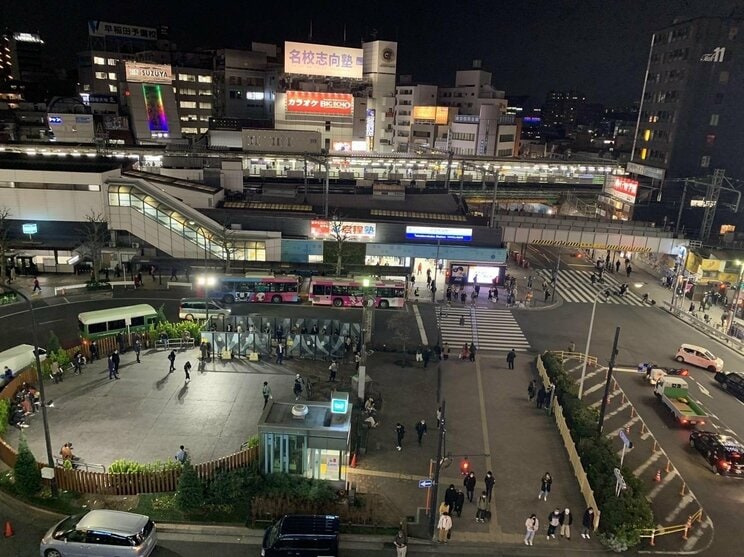 夜の高田馬場駅（写真提供／早稲田大学ロータリーの会）