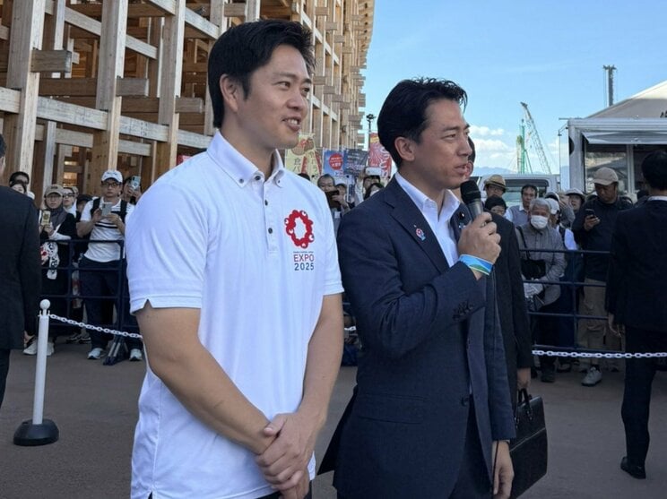 小泉氏（右）と吉村洋文代表（左）（小泉氏Xより）