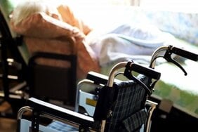 実態のない「就労支援」で月26万円を不正受給、「移動支援」の中身は“たこ焼きパーティー”…なぜ介護業界で不正がまかり通るのか?
