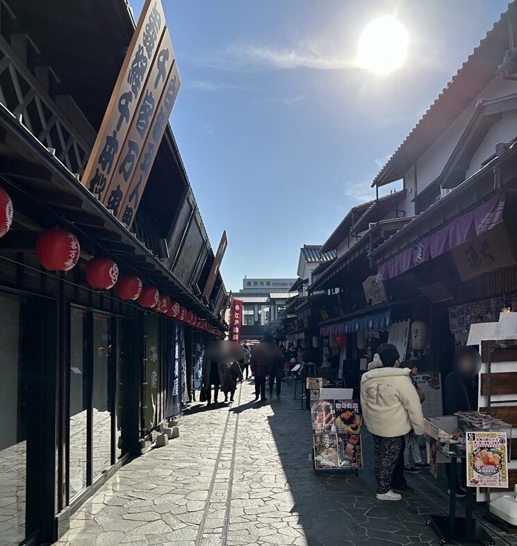 「豊洲 千客万来」開店前の朝の様子