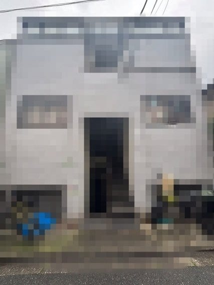 コミルジョノビッチ容疑者が住んでいたアパート（撮影／集英社オンライン）