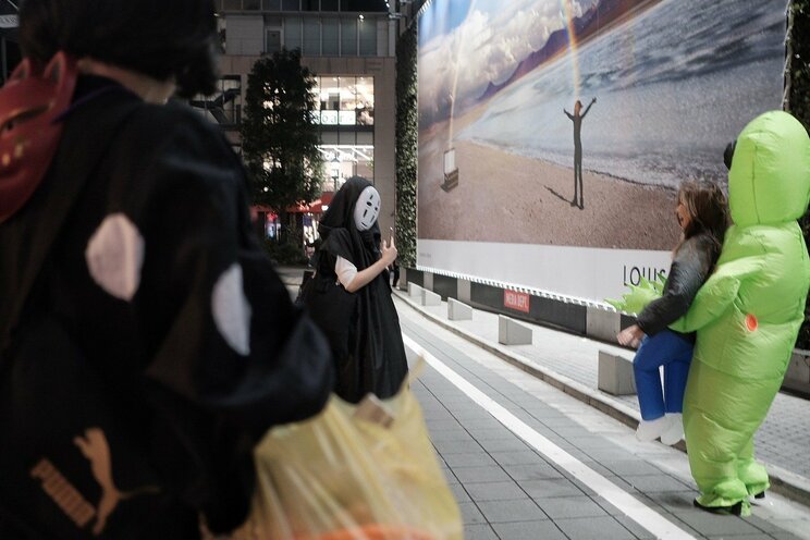 〈2023ハロウィーン〉渋谷の街から仮装・バカ騒ぎする若者が消えた！「（コスプレ）ダメだよダメ、ダメ～」警察官に注意された黒ひげ危機一髪男は段ボールを自ら破壊。ハチ公出口も喫煙所も閉鎖…渋谷区が本気だしてきた！_10