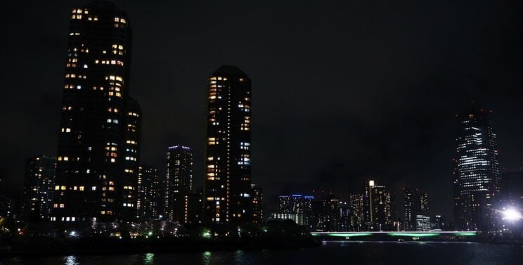 中央区・中央大橋から見上げたタワマン（写真／PhotoAC）