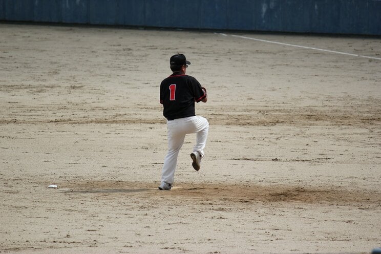 かつて年間10勝し、年俸1億2000万円だった選手が40歳を過ぎ、年間5勝しかできなくなったけれど、年俸3600万円なら契約を勝ち取れるような選手を企業も求めている（PhotoAC）