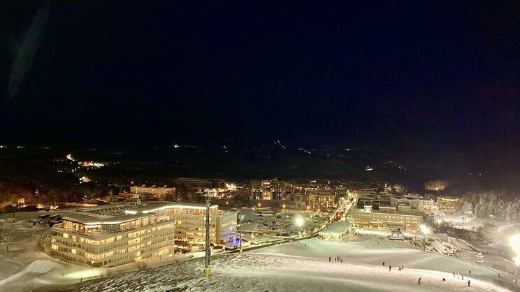 夜のニセコスキー場と麓の街明かり（写真／PhotoAC）
