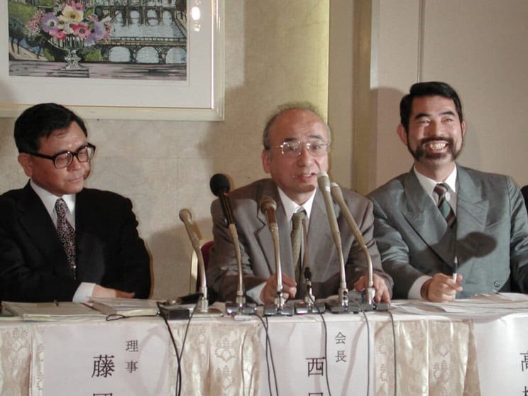 1999年12月31日、「新しい歴史教科書をつくる会」の教科書検定合格時の会見。写真：毎日新聞社／アフロ