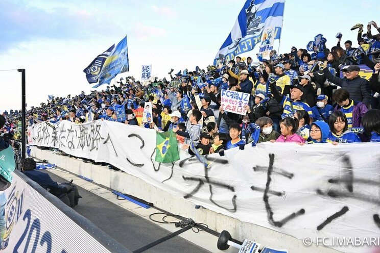 鳥取にも多くのFC今治サポーターが詰めかけ、昇格をともに喜んだ。（写真提供／FC今治）