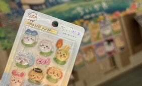 「転売ヤーから買うなんて魂を売るようなもの」映画『ちいかわ』特典シールに殺到…満席続出、過熱する“争奪戦”