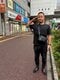 手術を受けた病院がある、日暮里駅近くでポーズをとるHAYATO