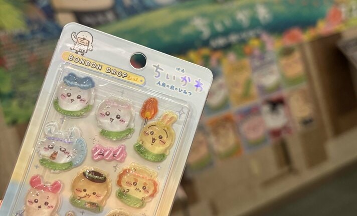 〈ちいかわ争奪戦〉「転売ヤーから買うなんて魂を売るようなもの」映画特典シールに殺到…満席続出の裏側