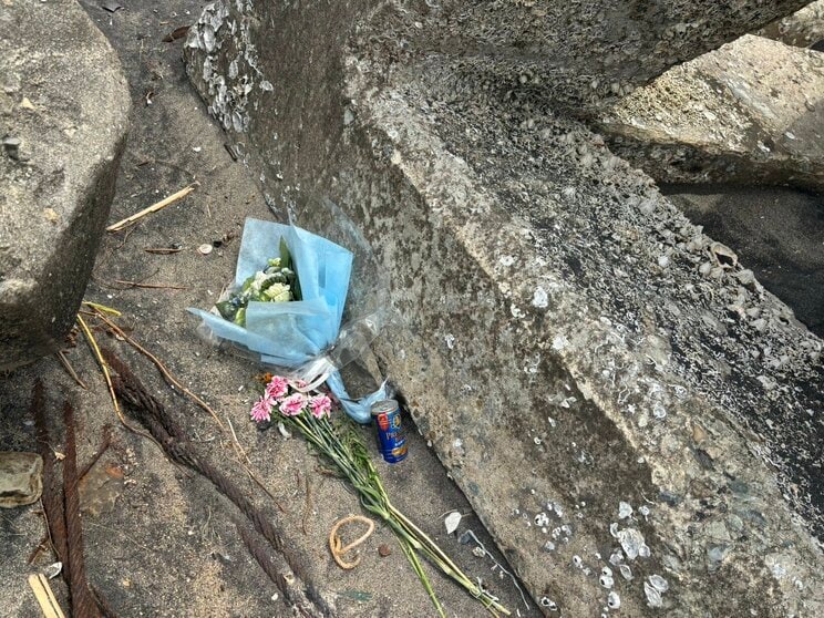 事件後、遺棄現場には花が供えられていた（撮影/集英社オンライン）