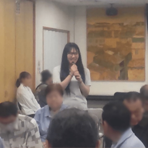 町内会メンバーが集まる定例会で発言する加藤さん（写真／本人提供）