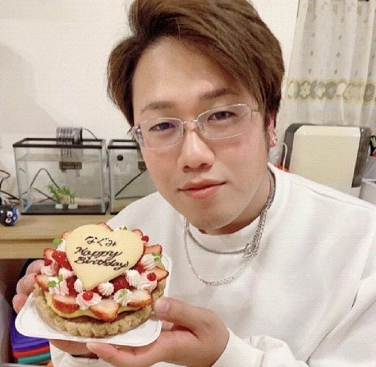 誕生日を祝ってもらう長田容疑者(本人SNSより)