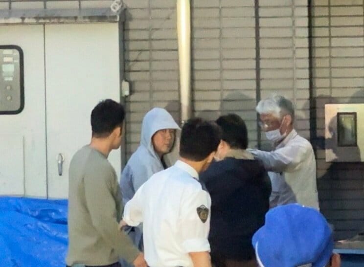 福生警察署に移送される高林容疑者（撮影／集英社オンライン）