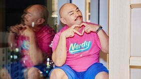 「サプリメントは床に落としてから飲む」「リチは僕の口臭をジンギスカン感覚で喜んでる」驚きの証言が続出! モンスターメンタル・クロちゃんの思考術