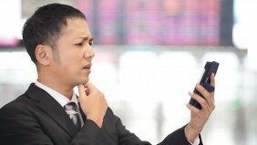 スマホを使いすぎて、腕が悲鳴!? まるで四十肩のような症状…若い世代でも肩が上がりにくくなってしまうのはなぜ?