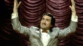 ロバート・デ・ニーロが『キング・オブ・コメディ』で快演したヤバすぎる“自称”コメディアン。自己陶酔を続ける姿は空虚なのに、なぜか感情移入してしまう傑作キャラ!