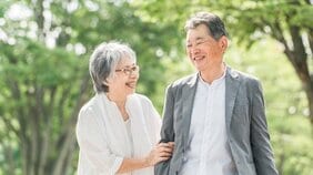 人生で最も不幸な年齢は47.2歳？ 50代に「いい人間関係」を持っていた人は80歳でも健康な傾向に…中年の危機を乗り越えた人たちが教えてくれる幸福を取り戻す力とは