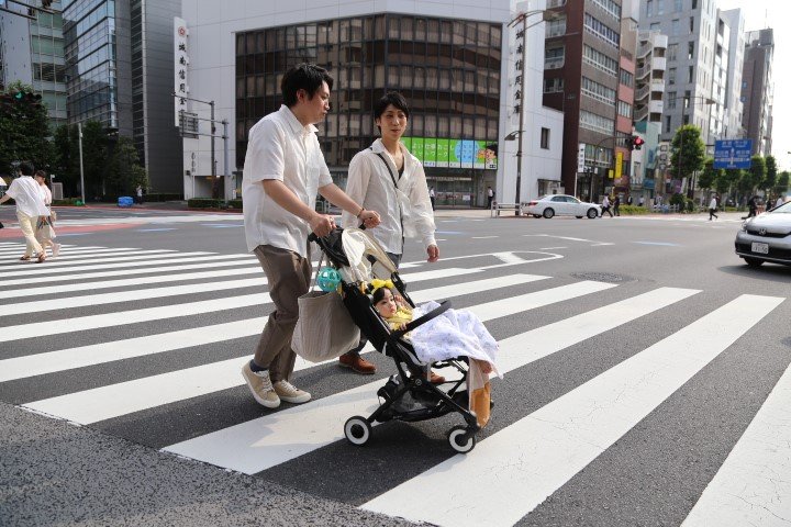 ベビーカーを押して神保町を歩くハヤトさんとタカフミさん（写真／集英社オンライン編集部）