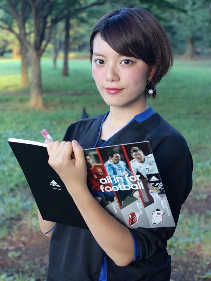 大学のサッカーサークルでマネージャーをしていた三谷アナ。自作の選手情報ノートに情報を書き込む　写真／本人提供