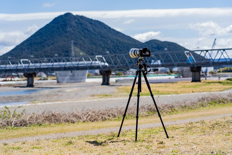 「撮り鉄」によるマナー違反行為も後を絶たない（写真／PhotoAC）