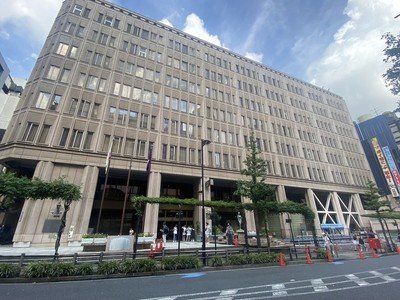 〈歌舞伎町ホスト刺傷〉「AEDもってきて‼」刺された被害者のそばで懇願するも約40人の群衆は”フル無視”でスマホ撮影…救助した実業家が語る現場の“異様”_6