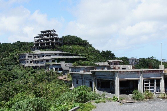 廃墟となった「中城高原ホテル」（PhotoAC）