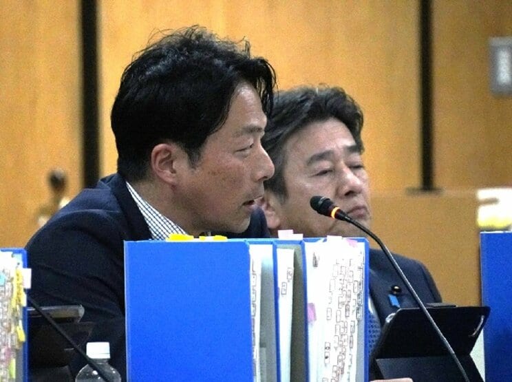 兵庫県議会百条委に出席した増山誠（左）、岸口実（右）の両県議（撮影／集英社オンライン」）