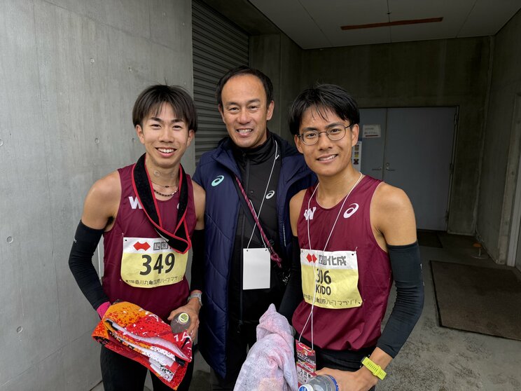 2025年2月の香川丸亀国際ハーフマラソンのレース後、宮岡凜太（26年卒）、花田監督、工藤慎作