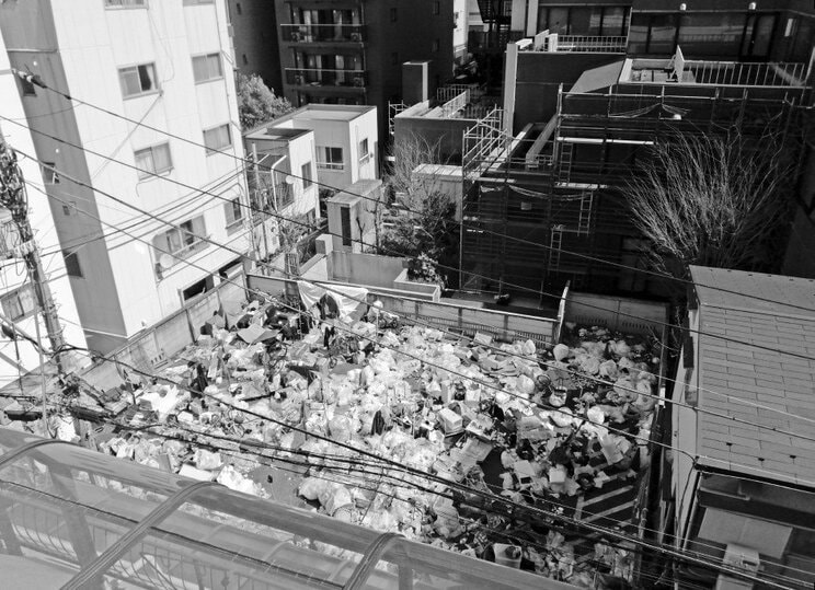 おじさんが占拠していた駐車場（写真／著者提供）