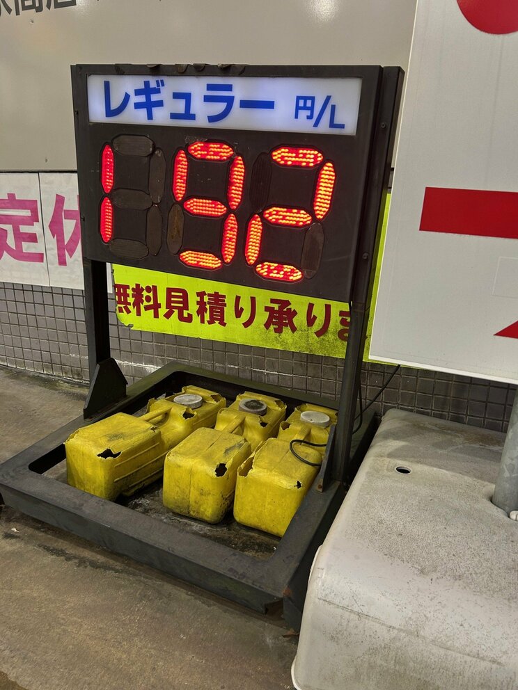 11月10日、東京・新宿区のガソリンスタンドのレギュラー1ℓあたりの価格（撮影／集英社オンライン編集部）