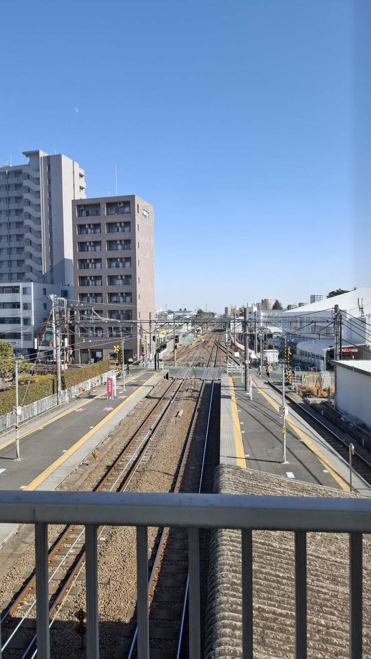 東伏見駅前の踏切（撮影／集英社オンライン）