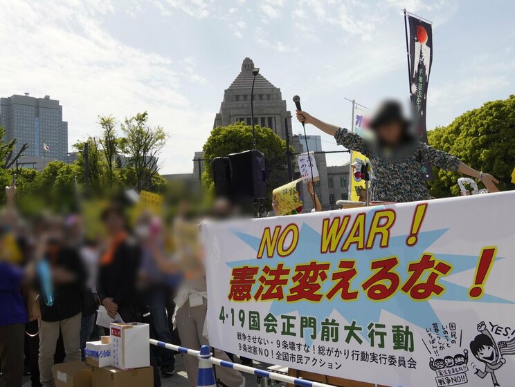 4月19日、国会議事堂前での抗議デモのステージ（撮影／集英社オンライン）