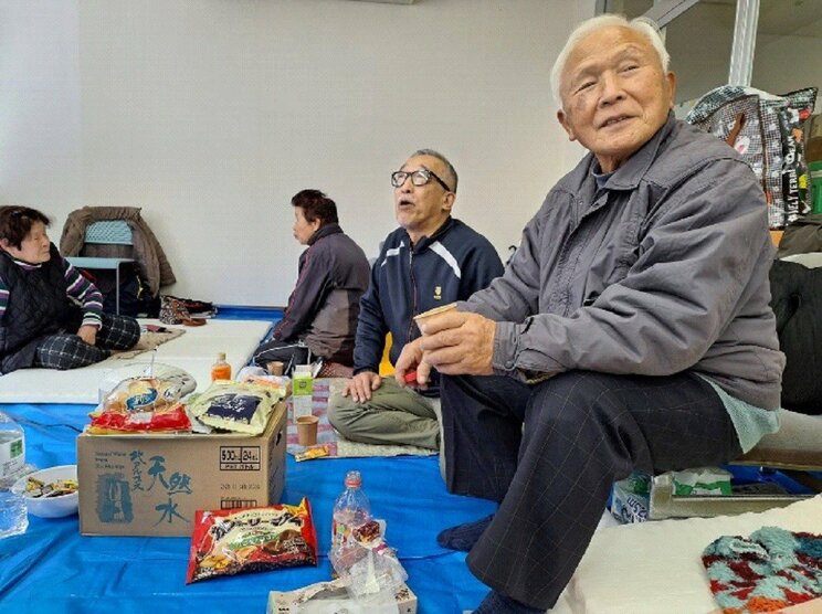 珠洲市内の避難所内にて（撮影／集英社オンライン）