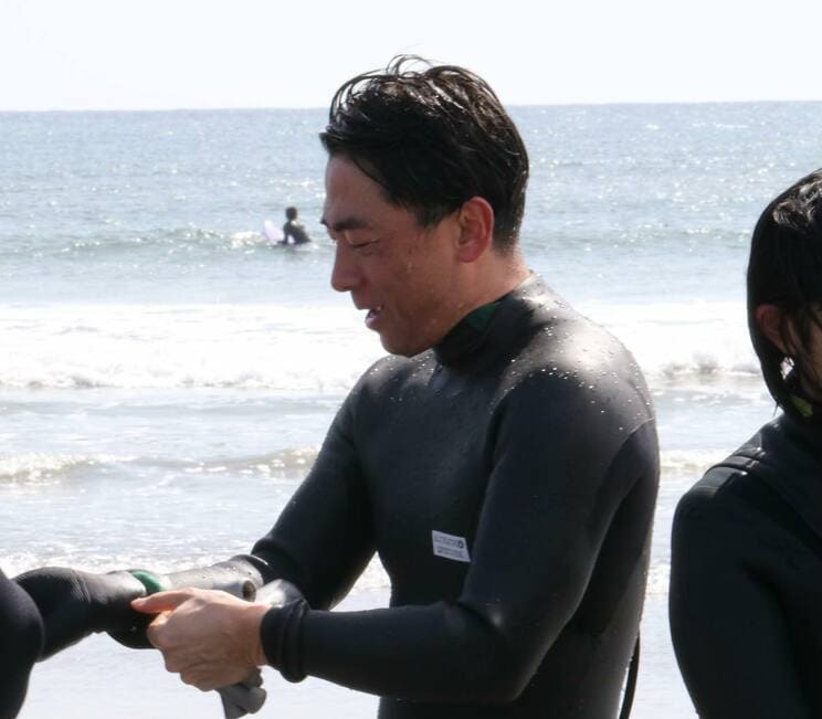 ウェットスーツ姿の進次郎氏(本人Facebookより)