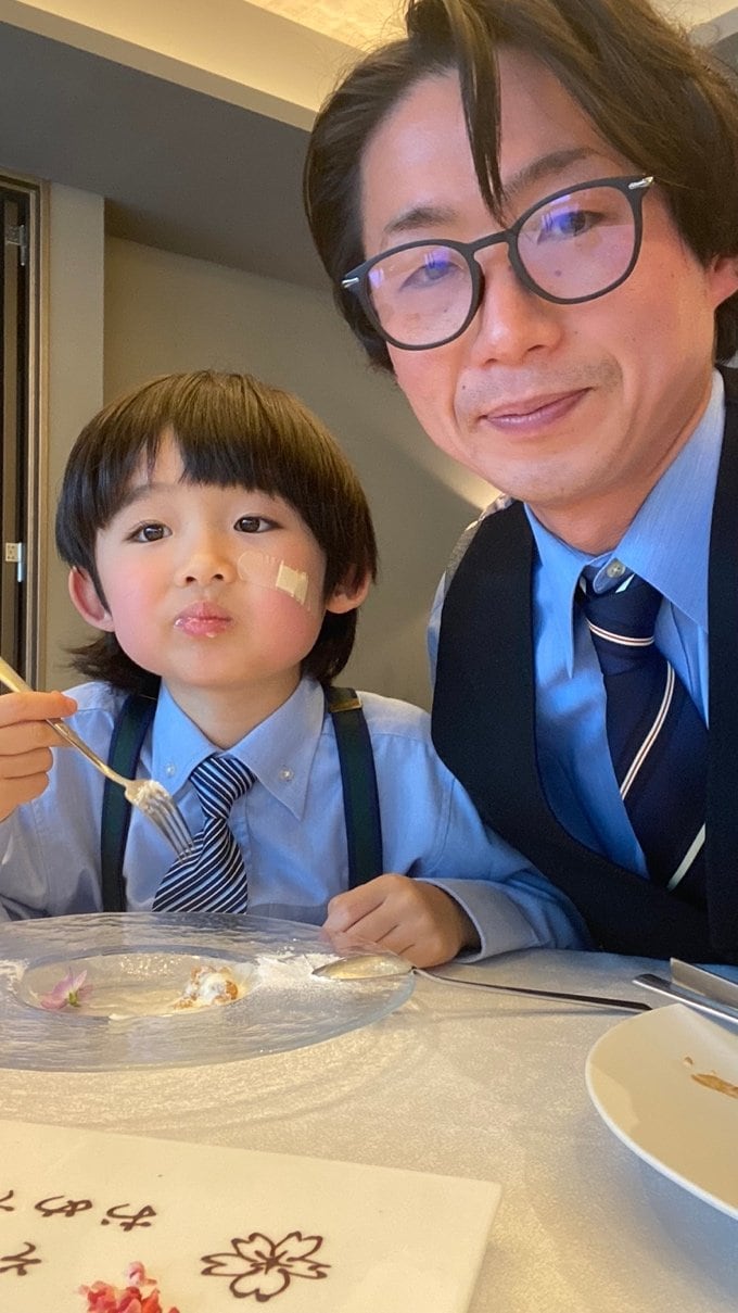 美味しそうにデザートを食べるようた君とえむとしさん（写真／えむとしさん提供）