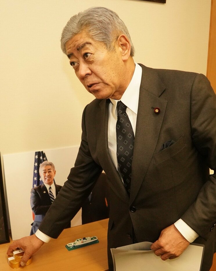 金山がある大分県日田市中津江村のお土産の小判型入浴剤を自慢する岩屋毅前外相。「プレゼントするときにこれを包んで『どうぞご内密に』って言って差し出すとみんなびっくりするんだよ（笑）」（撮影／集英社オンライン）