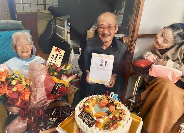 昨年、108歳を迎えた箱石さん(左)の誕生日を祝う長男の英政さん(中央)と長女の充子さん(写真／英政さん提供)