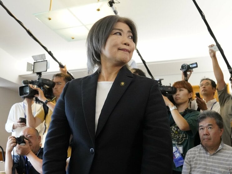 9月10日、伊東市議会を解散した直後、報道陣に囲まれる田久保眞紀市長（撮影／集英社オンライン）