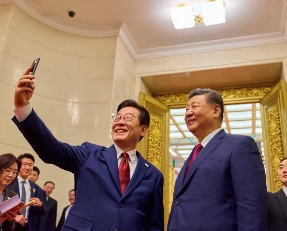 韓国の李在明 大統領(左)と中国の習近平 国家主席(李大統領SNSより)