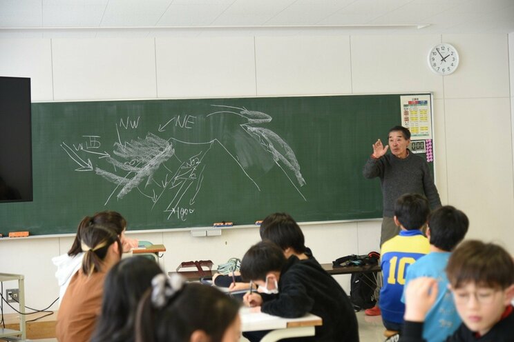 ニセコ町で実施されている小学校雪崩教室。小学校の教諭や生徒が雪崩のメカニズムや安全対策などの知識を学ぶ（写真提供：北海道ニセコ町役場）