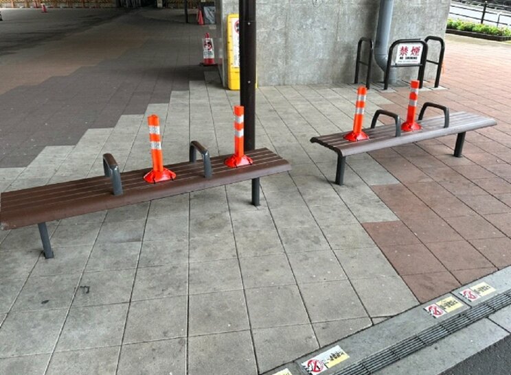 話題になった新宿の意地悪ベンチ（撮影／集英社オンライン編集部　以下同）