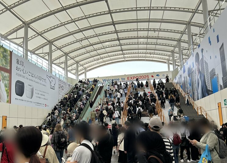 夢洲駅から万博会場に続くエスカレーターの様子（撮影/集英社オンライン編集部）