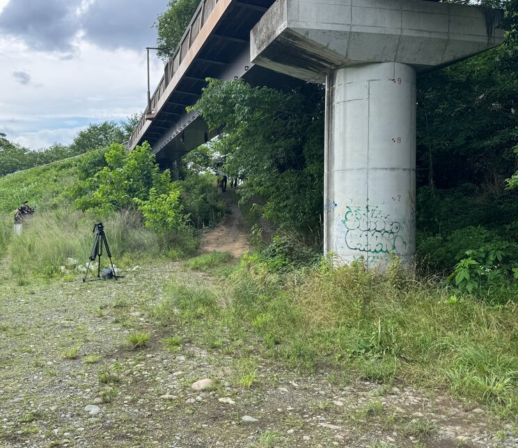 遺体発見現場となった河川敷（撮影／集英社オンライン）