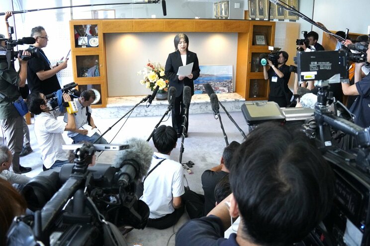 解散後、会見をおこなう田久保市長(撮影/集英社オンライン)