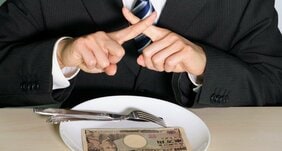 日本人の実質賃金はこの1年間でひとり当たり約8万円も減少していた! インフレ下、国民の8万円はどこに消えたのか?